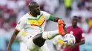 Kalidou Koulibaly. Bek tengah Timnas Senegal berusia 31 tahun milik Chelsea ini menjadi pemain Afrika dengan nilai pasar tertinggi ketiga di Piala Dunia 2022. Saat ini ia memiliki nilai pasar sebesar 35 juta euro atau setara Rp570 miliar. Ia telah bermain dalam dua laga di fase grup Piala Dunia 2022 dan membawa Senegal sementara menempati peringkat ketiga di Grup A di bawah Belanda dan Ekuador dengan koleksi 3 poin hasil sekali menang dan sekali kalah. (AP/Petr David Josek)