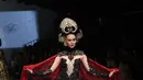 Model membawakan busana rancangan Anne Avantie di Jakarta Fashion Week (JFW) 2016 di Senayan City, Jakarta, Selasa (27/10/2015). Koleksi kali ini Anne Avantie bertema “Gambang Semarang”. (Liputan6.com/Herman Zakharia)
