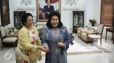 Presiden ke-5 RI Megawati Soekarnoputri mengadakan pertemuan dengan istri PM Malaysia Najib Razak, Rosmah Mansor di kediaman Megawati, Jalan Teuku Umar, Jakarta, Selasa (7/3). Sejumlah menteri Kabinet Kerja juga ikut hadir (Liputan6.com/Faizal Fanani)