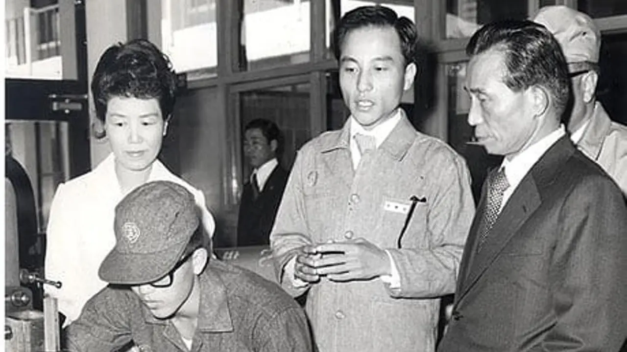 Presiden Korea Selatan Park Chung-hee dan istrinya Yuk Young-soo (AP)