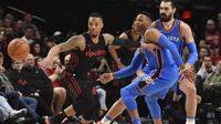 Guard Portland Trail Blazers Damian Lillard (kiri) berebut bola dengan bintang Oklahoma City Thunder Russell Westbrook pada lanjutan NBA 2017-2018 di Moda Center, Sabtu (3/3/2018) atau Minggu (4/3/2018) WIB. (AP Photo/Steve Dykes)