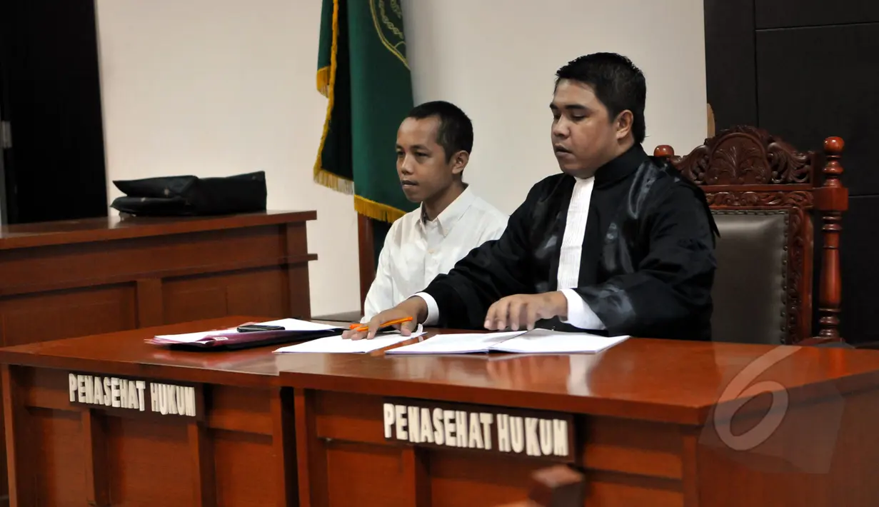 Charles Hamonangan (kiri) ditemani penasehat hukumnya saat menjalani sidang lanjutan di Pengadilan Negeri Jakarta Selatan, Selasa (24/3/2015). Kevin Julio tak hadir dalam persidangan tersebut.(Liputan6.com/Panji Diksana)