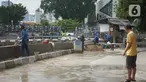 Petugas menyelesaikan proyek peninggian turap Anak Sungai Ciliwung di kawasan Senen, Jakarta, Rabu (4/11/2020). Peninggian turap dilakukan sebagai langkah mengantisipasi banjir yang berasal dari luapan aliran sungai saat hujan deras. (Liputan6.com/Immanuel Antonius)