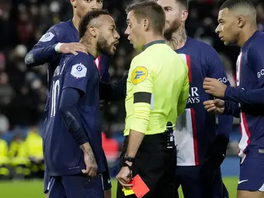 PSG meraih kemenangan penting ketika bersua Strasbourg pada pekan ke-16 Ligue 1 musim 2022/2023. Namun sayang, kemenangan PSG itu harus ternodai dengan dikartu merahnya sang bintang Neymar.  (AP Photo/Thibault Camus)