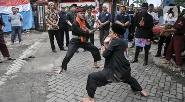 Kesenian palang pintu saat menyambut kedatangan tamu dalam acara Halalbihalal dan Pagelaran Seni Budaya di Asrama Polisi Cideng Barat, Gambir, Jakarta Pusat, Minggu (28/5/2023). (merdeka.com/Iqbal S Nugroho)