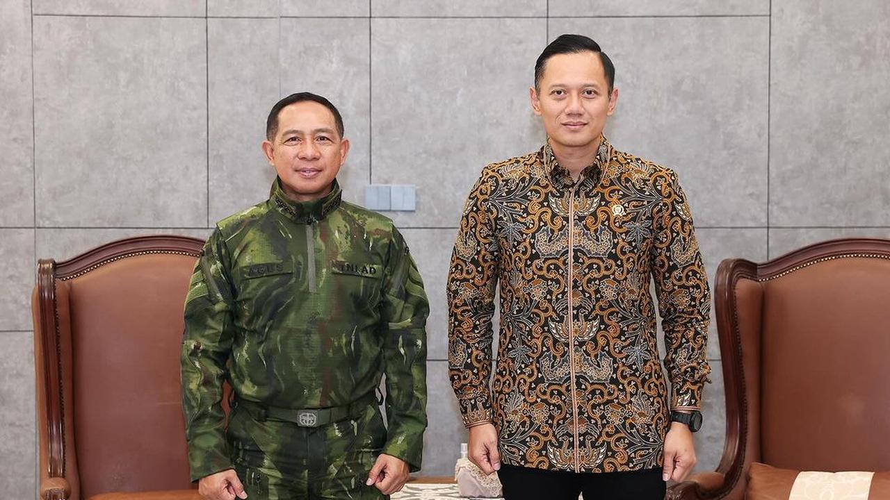 Agus terlihat hadir menggunakan kemeja bermotif batik warna cokelat.