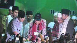 Usai berpidato Jokowi ditodong ulama untuk menandatangani persetujuan mengenai Hari Santri Nasional setiap 1 Muharram, Malang, Jumat (27/6/2014) (Liputan6.com/Herman Zakharia)