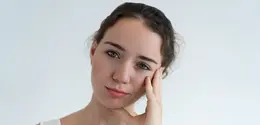 Beberapa kesalahan pemakaian skincare yang membuat kulit tidak merata. (foto: katemangostar/freepik)