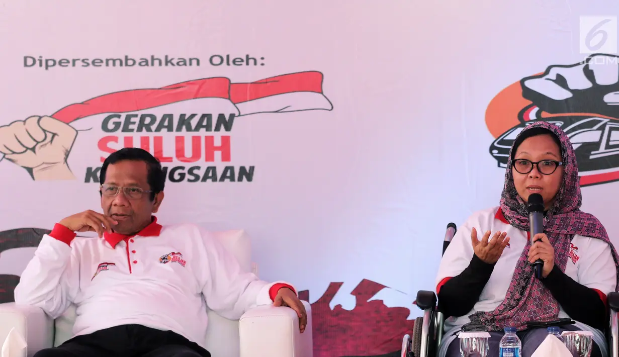 Ketua Gerakan Suluh Kebangsaan, Mahfud MD bersama Sekretaris Jenderal Suluh Kebangsaan Alissa Wahid memberi keterangan saat kegiatan Gerakan Suluh Kebangsaan  di stasiun Merak, Banten, Senin (18/2). (Liputan6.com/Johan Tallo)