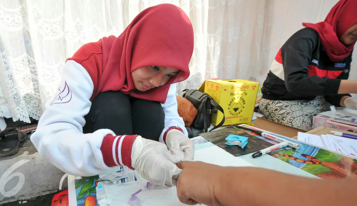 Mahasiswa Kedokteran UIN dan Yayasan Angsa Merah mengadakan pemeriksaan HIV/AIDS gratis di kawasan Bundaran HI saat Car Free Day, Jakarta, Minggu (13/12/2015). Kegiatan tersebut dalam rangka memperingati hari AIDS sedunia. (Liputan6.com/Yoppy Renato)