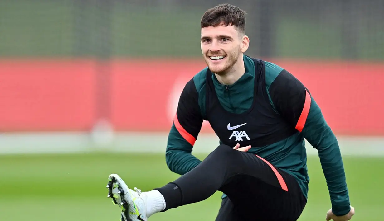 Pemain Liverpool Andrew Robertson bereaksi saat sesi latihan jelang melawan Benfica pada pertandingan leg kedua perempat final Liga Champions di tempat latihan Liverpool FC di Liverpool, Inggris, 12 April 2022. Liverpool. (Paul ELLIS/AFP)