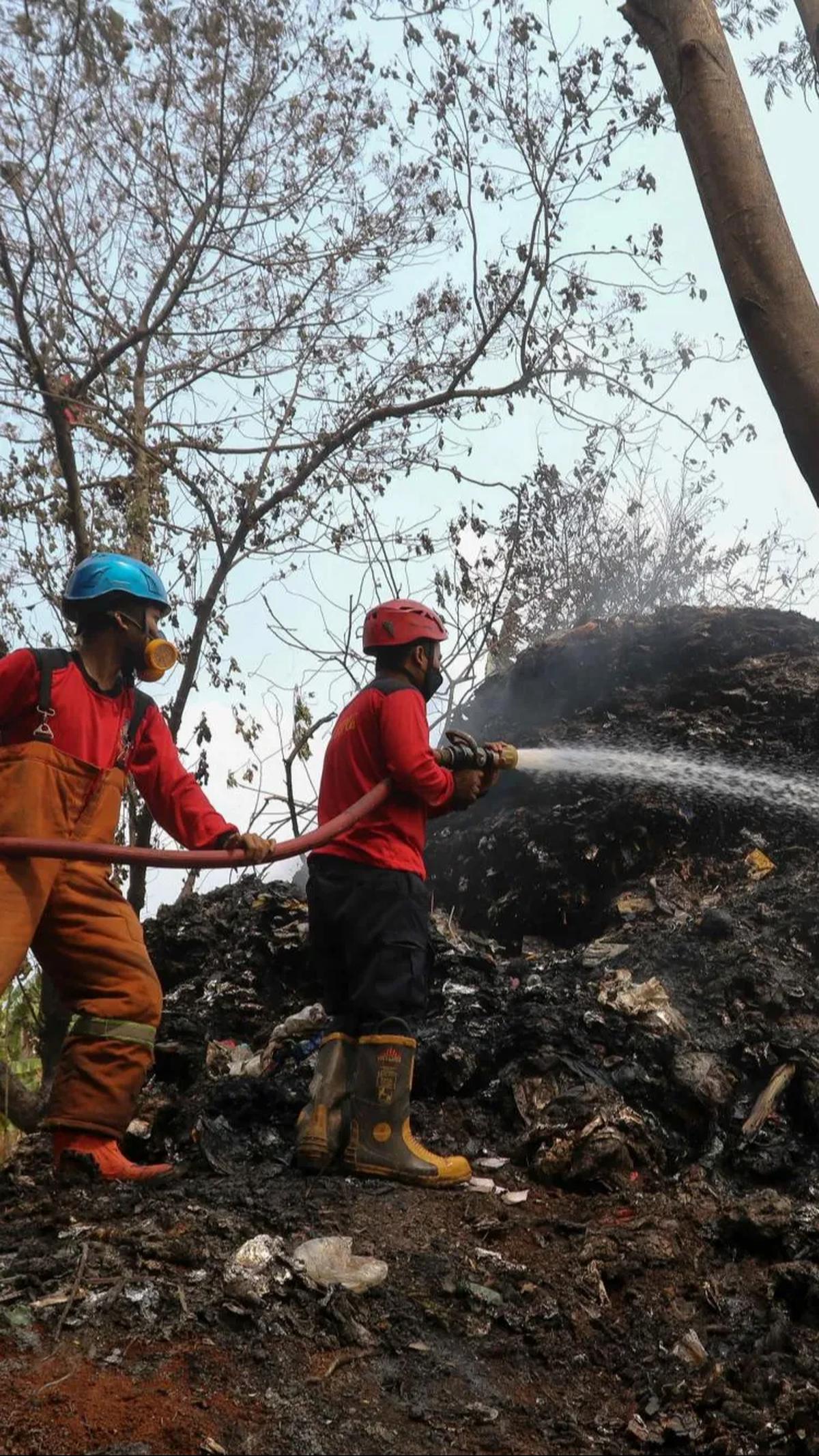 Namun meski kobaran api sudah padam, petugas damkar tetap melakukan pendinginan sejumlah titik yang masih mengeluarkan asap hingga benar-benar tak ada asap yang keluar.