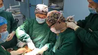 Dokter Li saat melakukan operasi (Dr Li Xin/elitereaders.com)