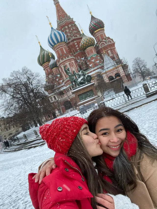 7 Momen Liburan Ayu Ting Ting Ke Rusia, Nikmati Hujan Salju Pertama di Moscow