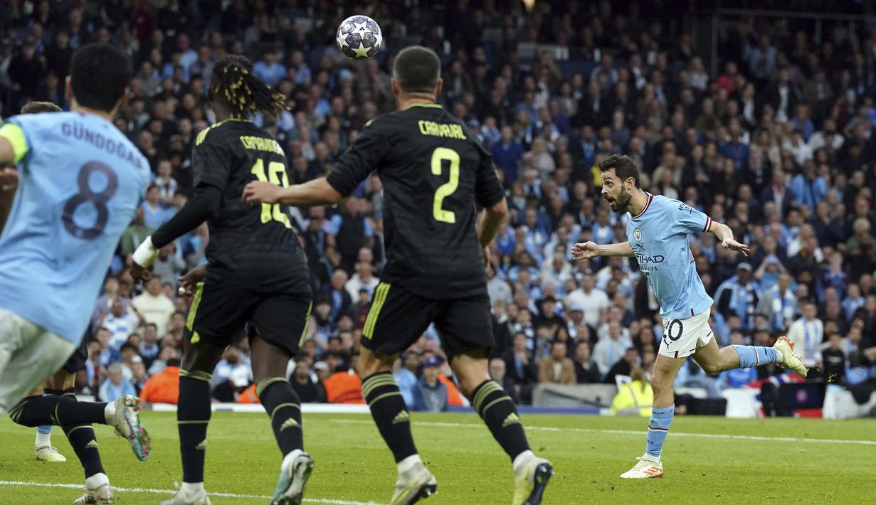 Pemain Manchester City, Bernardo Silva, mencetak gol ke gawang Real Madrid pada laga semifinal leg kedua di Stadion Etihad, Kamis (18/5/2023). Man City menang dengan skor 4-0. (Nick Potts/PA via AP)