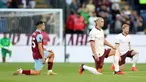 Pemain Burnley Zeki Amdouni beserta pemain Manchester City Erling Haaland dan Kevin De Bruyne berlutut menjelang pertandingan sepak bola Liga Inggris di Turf Moor, Burnley, Inggris, Jumat (11/8/2023). Manchester City menang 3-0. (Nigel French/PA via AP)