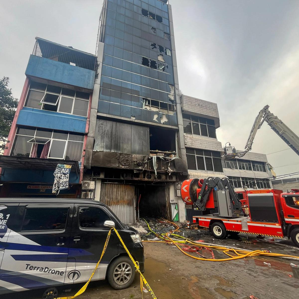 FOTO: Kebakaran di Kantor Terra Drone Padam, Petugas Lanjutkan Proses Pendinginan