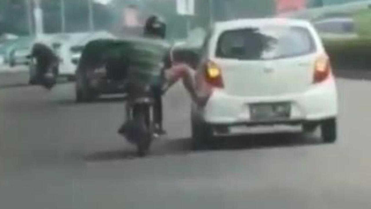 Aksi stut pemotor bantu pengemudi mobil (Ist)