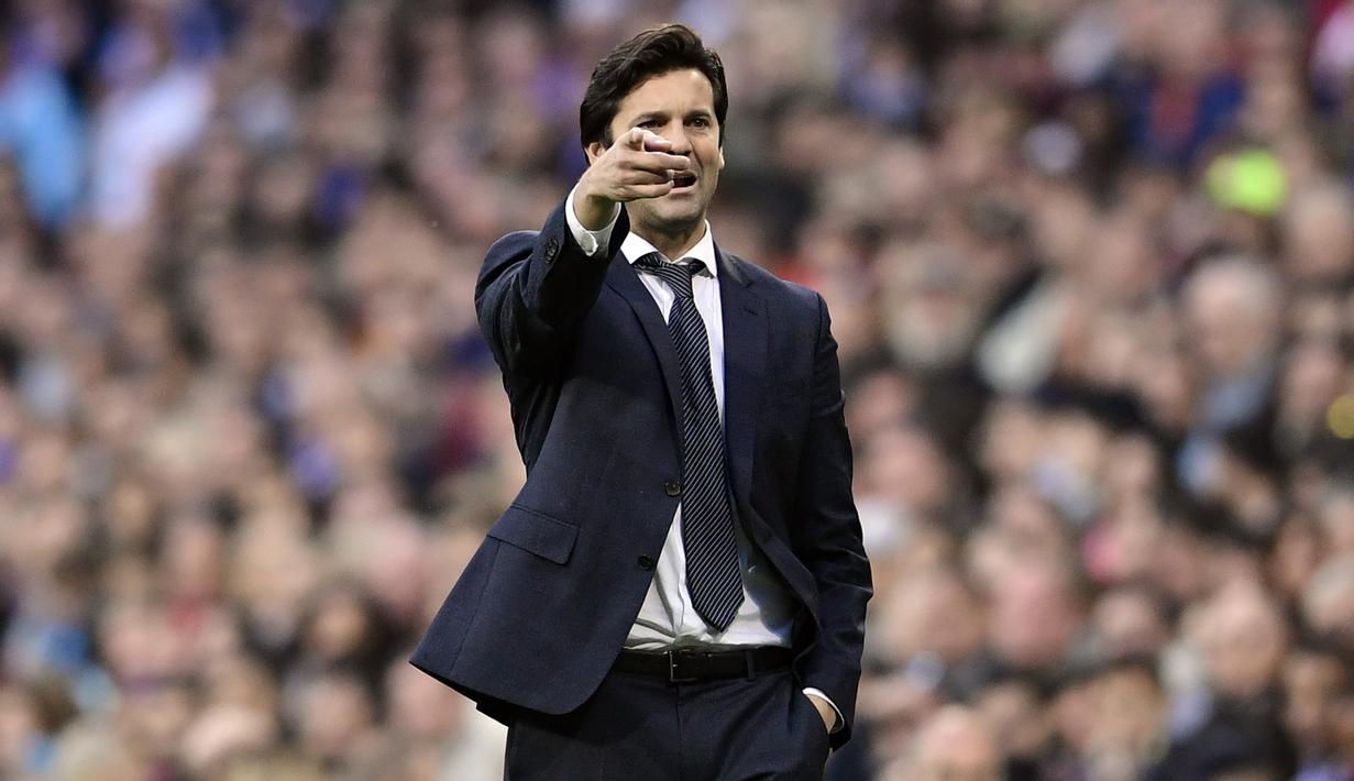 Pelatih Real Madrid, Santiago Solari, memberikan instruksi saat melawan Real Valladolid pada laga La Liga Spanyol di Stadion Santiago Bernabeu, Madrid, Sabtu (3/11). Madrid menang 2-0 atas Valladolid. (AFP/Javier Soriano)