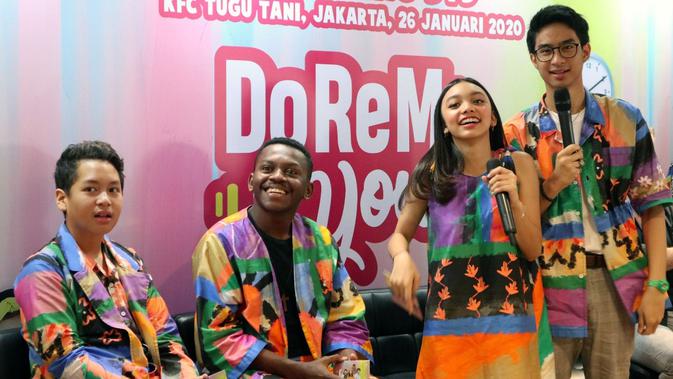 Devano dan Naura bersama pemain film Doremi & You