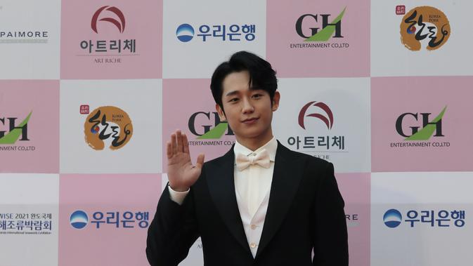 Jung Hae In di Grand Bell Awards 2020. (AP Photo/Ahn Young-joon)