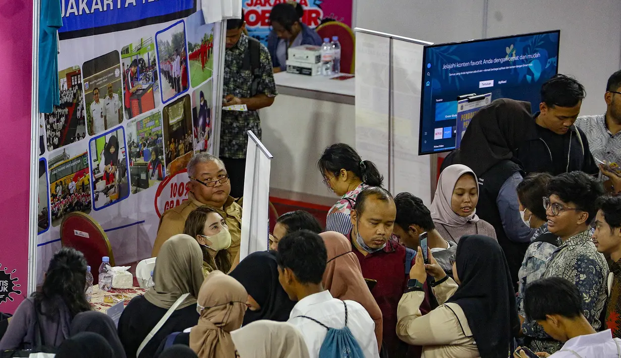 Pemerintah Provinsi (Pemprov) DKI Jakarta menargetkan 1.530 orang bisa mendapat pekerjaan melalui bursa kerja (job fair) yang mulai diadakan rutin setiap bulan di tingkat kecamatan. (merdeka.com/Arie Basuki)