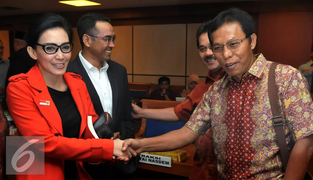 Mantan Dirtipideksus Mabes Polri Brigjen (Purn) Victor Simanjuntak (kanan) berjabat tangan dengan Ketua Pansus Pelindo II Rieke Diah Pitaloka usai rapat dengan Pansus Pelindo II di Jakarta, Rabu (21/10). (Liputan6.com/Johan Tallo)