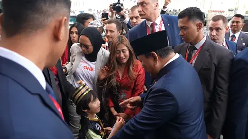 Presiden Prabowo Subianto saat tiba di hotel tempat menginap ketika kunjungan kenegaraannya di St. Petersburg, Rusia, Rabu (18/6/2025).