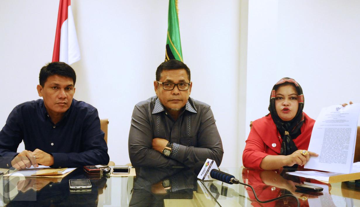 Anggota Majelis Islah PPP, Fernita Darwis (kanan) menunjukkan SK pembentukan Majelis Islah di Jakarta, Rabu (2/3/2016). PPP kubu Djan Faridz meminta kubu Romahurmuziy bergabung dalam Majelis Islah yang telah dibentuk. (Liputan6.com/Helmi Fithriansyah)