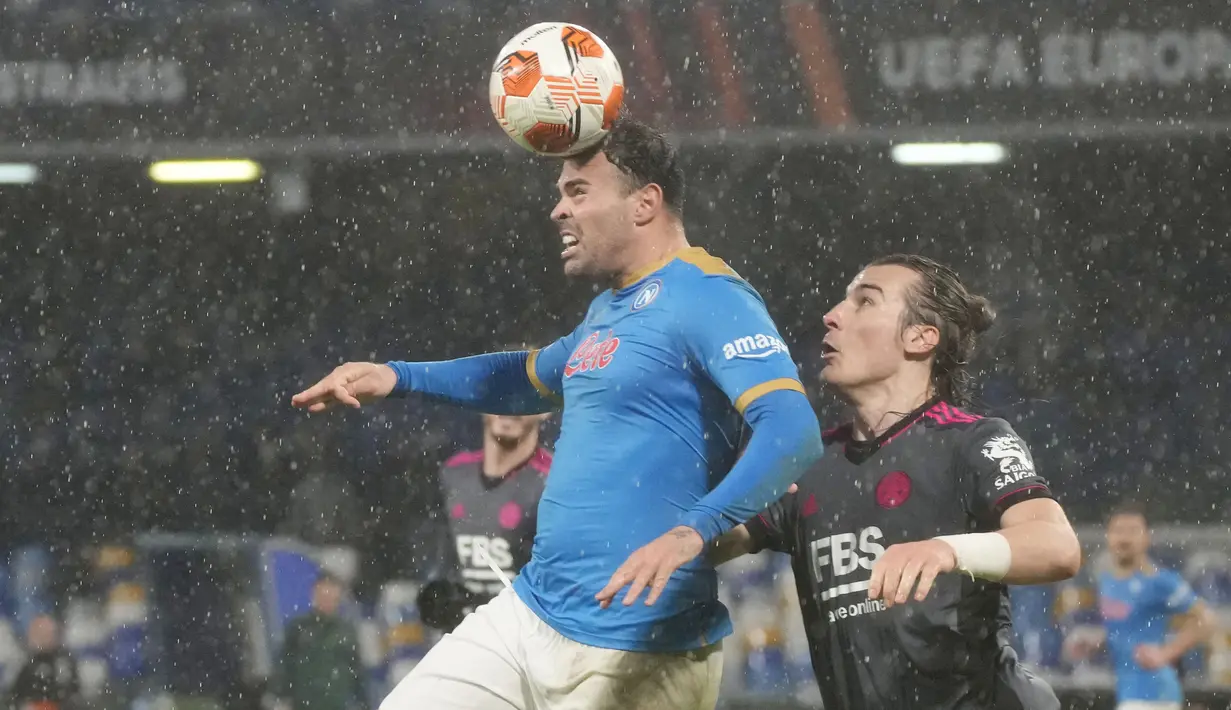 Hasil itu membuat Napoli duduk di peringkat kedua dan berhak mengamankan tiket play-off fase gugur Liga Europa. Sementara Leicester City akan melanjutkan perjalanan ke UEFA Conference League lantaran hanya mampu finis di urutan ketiga Grup C Liga Europa. (AP/Gregorio Borgia)