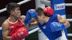 Aksi petinju asal Indonesia Sunan Agung Amoragam saat melawan Mirazizbek Mirzakhalilov asal Uzbekistan di babak semifinal kelas bantam (56 kg) Asian Games 2018 di JIExpo Kemayoran Jakarta pada Jumat (31/8/2018). (Bola.com/Peksi Cahyo)