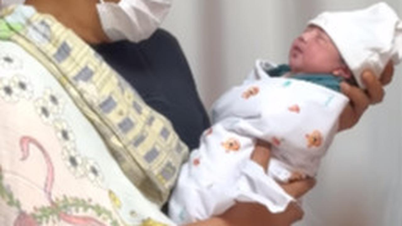 Momen Bahagia Wakapolri Komjen Agus Dikaruniai Cucu Pertama, Sumeringah Langsung Timang-Timang