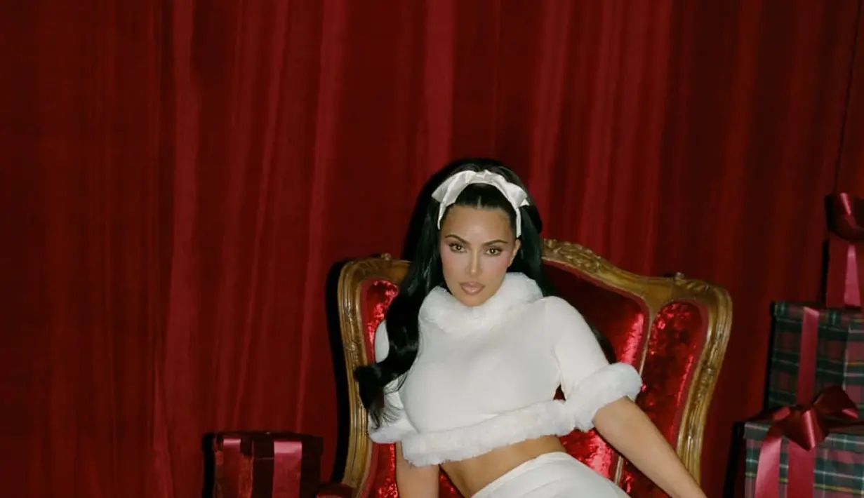 Sambut Natal 2025. Kim Kardashian membagikan foto dengan dekorasi meriah dan memakai warna busana Pantone terkini. [Foto: Instagram/ kim Kardashian]
