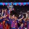 Ronald Araujo dari Barcelona mengangkat trofi setelah mengalahkan Real Madrid dengan skor 2-0 untuk menjuarai Liga Spanyol (La Liga) dengan tiga pertandingan tersisa, di Barcelona, Spanyol, Minggu, 10 Mei 2026. (AP Photo/Joan Mateu Parra)