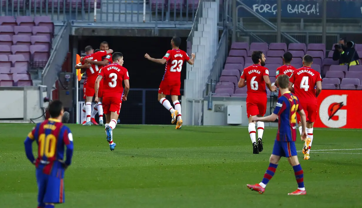 Para pemain Granada merayakan gol yang dicetak Darwin Machis ke gawang Barcelona pada pertandingan La Liga di Stadion Camp Nou, Barcelona, Spanyol, Kamis (29/4/2021). Barcelona kalah 1-2. (AP Photo/Joan Monfort)