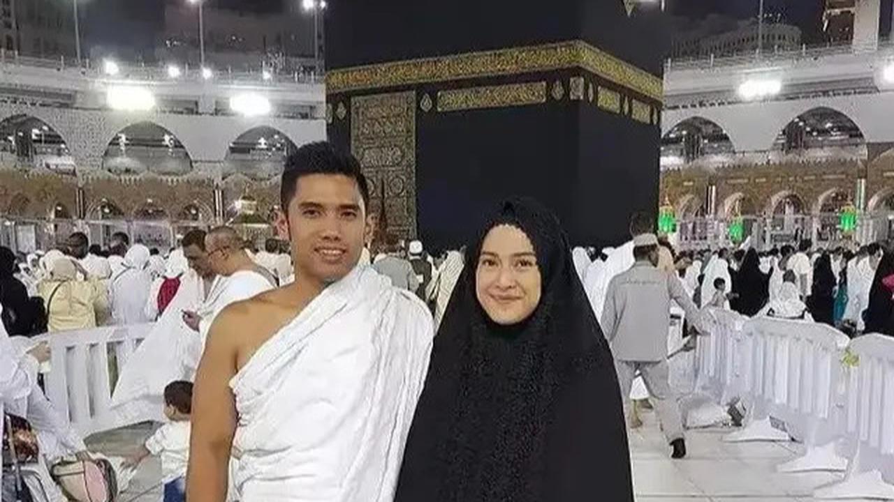 7 Potret Dian Sastrowardoyo Umrah Bareng Keluarga, Dipuji Bak Bidadari saat Pakai Hijab