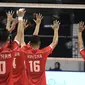 Para pemain Timnas voli putra Indonesia U-20 bersiaga di depan net saat menghadapi India pada laga perempatfinal Kejuaraan Bola Voli Asia Putra AVC U-20 2024 di Jawa Pos Arena Surabaya, Sabtu (27/7/2024) malam. Timnas voli putra Indonesia U-20 menang 3-1 (25-20, 25-23, 16-25 dan 25-18). (Dok. PBVSI)