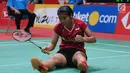 Tunggal putri Indonesia, Gregoria Mariska Tunjung terjatuh saat melawan Goh Jin Wei (Malaysia) pada babak pertama Indonesia Masters 2018 di Istora Senayan, Jakarta, Rabu (24/1). Gregoria kalah 14-21, 21-19, 12-21. (Liputan6.com/Helmi Fithriansyah)