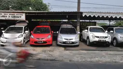 Sejumlah mobil terparkir di depan showroom penjualan mobil bekas di kawasan Depok, Rabu (1/7/2015). Menjelang Lebaran, tingkat penjualan mobil bekas hanya meningkat sekitar 10-15%. (Liputan6.com/Herman Zakharia)