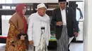 Presiden Jokowi (kanan) bersama Rais Am PBNU KH Ma'ruf Amin (tengah) melihat-lihat Pondok Pesantren An-Nawawi Tanara saat meresmikan Bank Wakaf Mikro di Serang, Banten, Rabu (14/3). (Liputan6.com/Pool/Biro Setpres)