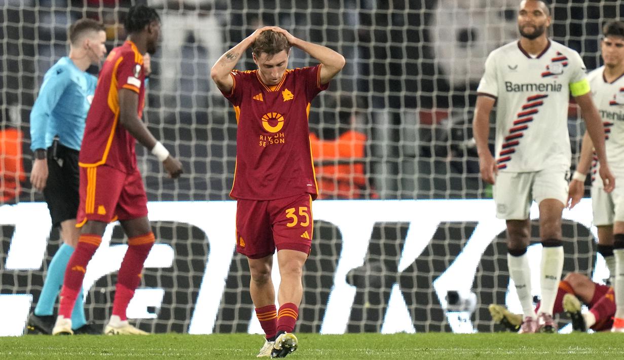 Pemain AS Roma, Tommaso Baldanzi, tertunduk lesu setelah ditaklukkan Bayer Leverkusen dalam duel leg pertama semifinal Liga Europa di Stadion Olimpico, Roma,  Jumat (3/5/2024). (AP Photo/Alessandra Tarantino)