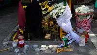 Lilin dan bunga tergeletak pada lokasi di mana seorang suporter sepak bola Yunani meninggal dalam bentrokan antara pendukung AEK Athens dan Dinamo Zagreb di pinggiran Nea Philadelphia, Athena, Yunani, Selasa (8/8/2023). (AP Photo/Thanassis Stavrakis)