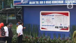 Presiden Joko Widodo atau Jokowi melihat peta Tol JORR II ruas Kunciran-Serpong seusai peresmian di Tangerang Selatan, Jumat (6/12/2019). Setelah peresmian, ruas tol sepanjang 11,1 km tersebut siap digunakan oleh masyarakat jelang Natal 2019 dan Tahun Baru 2020. (Liputan6.com/Angga Yuniar)