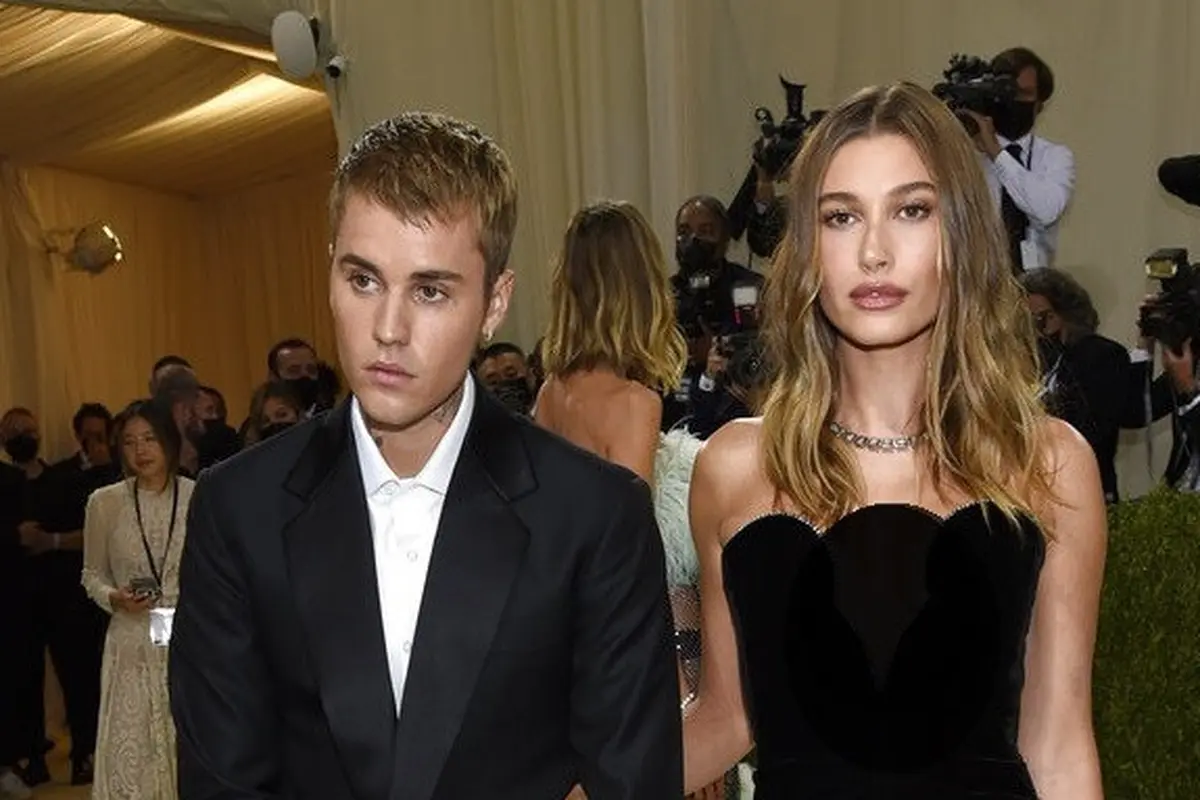 Justin Bieber - Hailey Baldwin di Met Gala 2021. (Evan Agostini/Invision/AP)