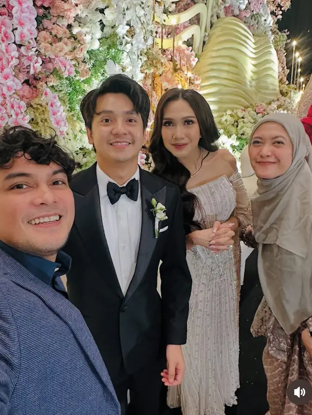 Gaya Couple Artis Hadir di Pernikahan Arbani Yasiz dan Raissa Ramadhani.