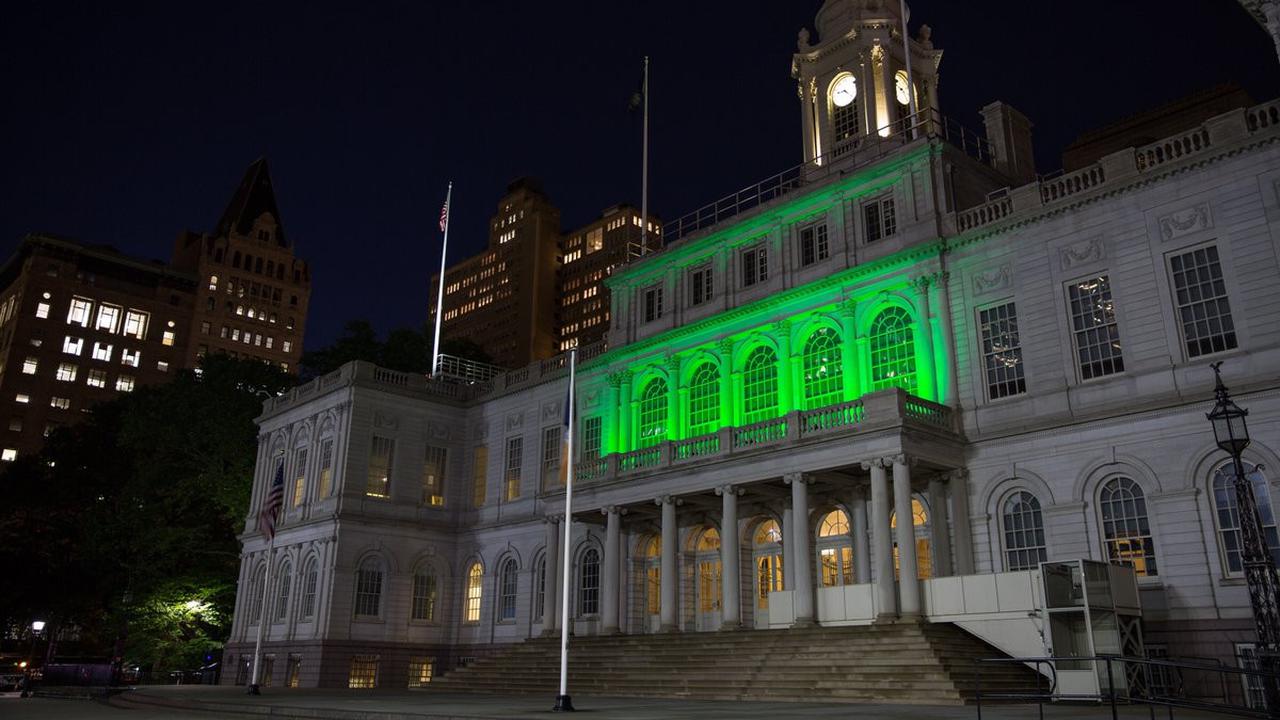 New York City Hall bersinar cahaya hijau dalam rangka mendukung Kesepakatan Paris. (Twitter Bill De Blasio/@NYCMayor)