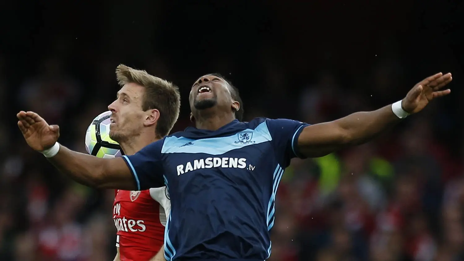 Gelandang Middlesbrough, Adama Traore, duel udara dengan bek Arsenal, Nacho Monreal, pada duel pertama mereka di Liga Inggris, di Stadion Emirates, Oktober lalu. (AFP/Ian Kington)