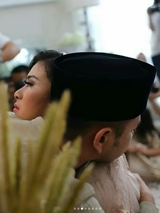 Pelukan hangat nan manja pun juga terlihat saat kakak beradik Nanas dan Raffi saling berpelukan usai melakukan sungkeman. Air mata pun tak henti bercucuran dari pelupuk Syahnaz. (Instagram)