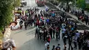 Ratusan mahasiswa Yayasan Administrasi Indonesia (YAI) melakukan aksi demo di depan kampus mereka, Jakarta Pusat, Selasa (27/10/2015). Mereka menutup Jalan Diponegoro dan membuat lalu lintas macet parah. (Liputan6.com/Yoppy Renato)
