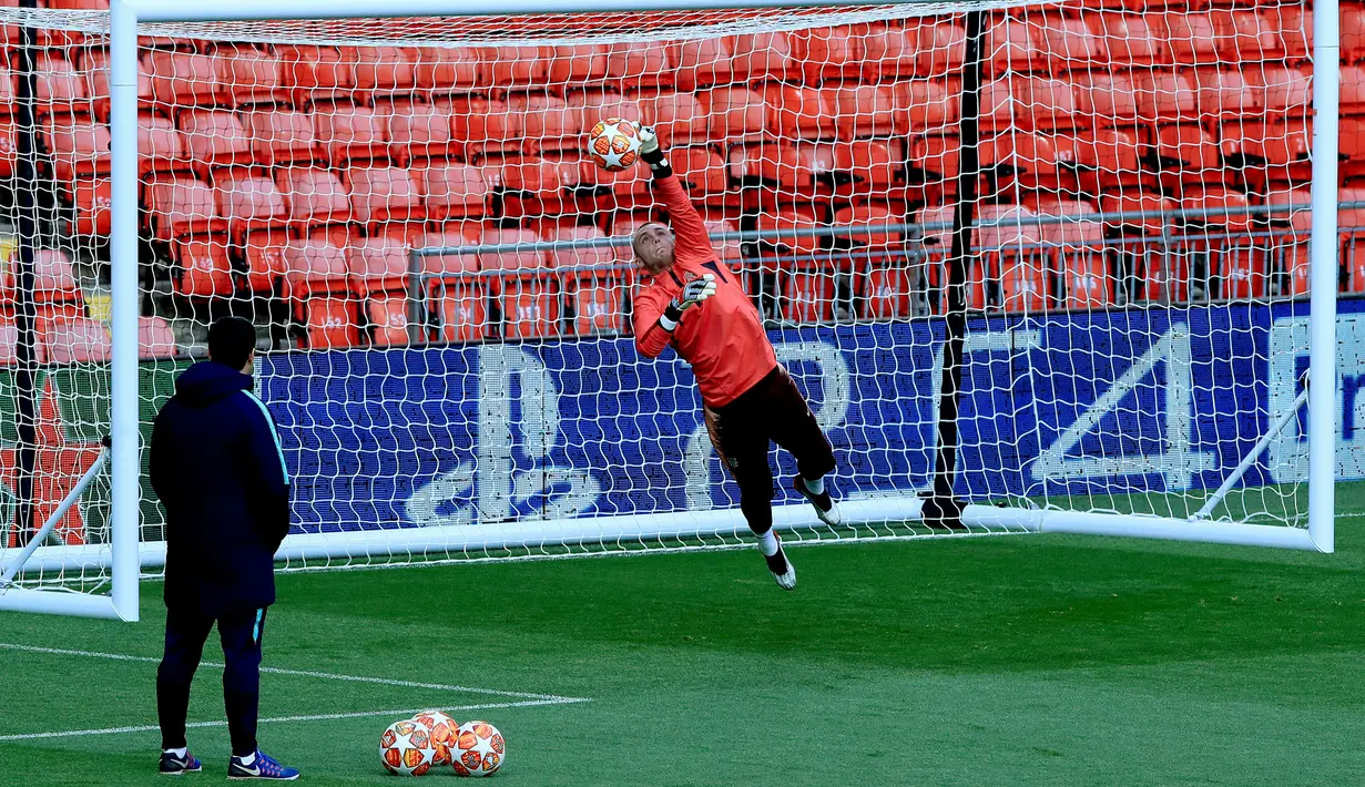 Kiper Barcelona Jasper Cillessen menepis bola yang mengarah ke gawang saat sesi latihan jelang menghadapi Liverpool pada leg kedua semifinal Liga Champions di Stadion Anfield, Liverpool, Inggris, Senin 6 Mei 2019. (Peter Byrne/PA via AP)